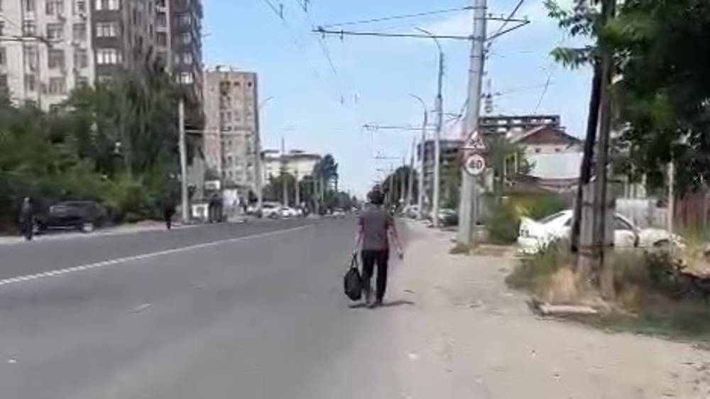 На ул.Салиевой нет тротуара. Видео