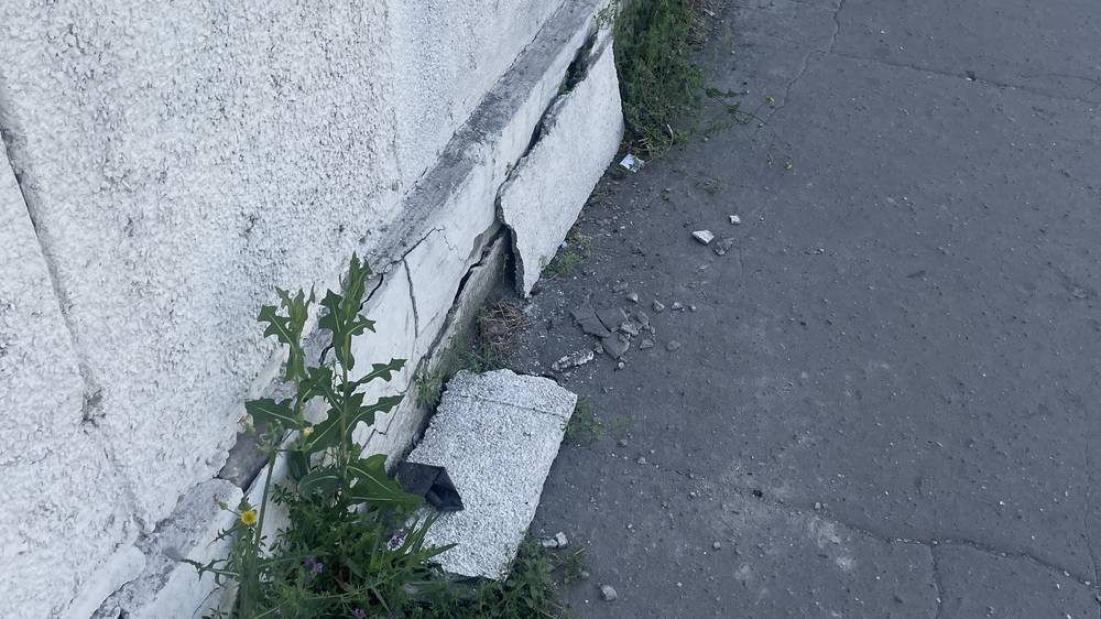 Фасад здания на Фучика продолжает обваливаться на тротуар. Фото