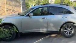 «Инфинити FX35» припарковали, заблокировав тротуар. Видео