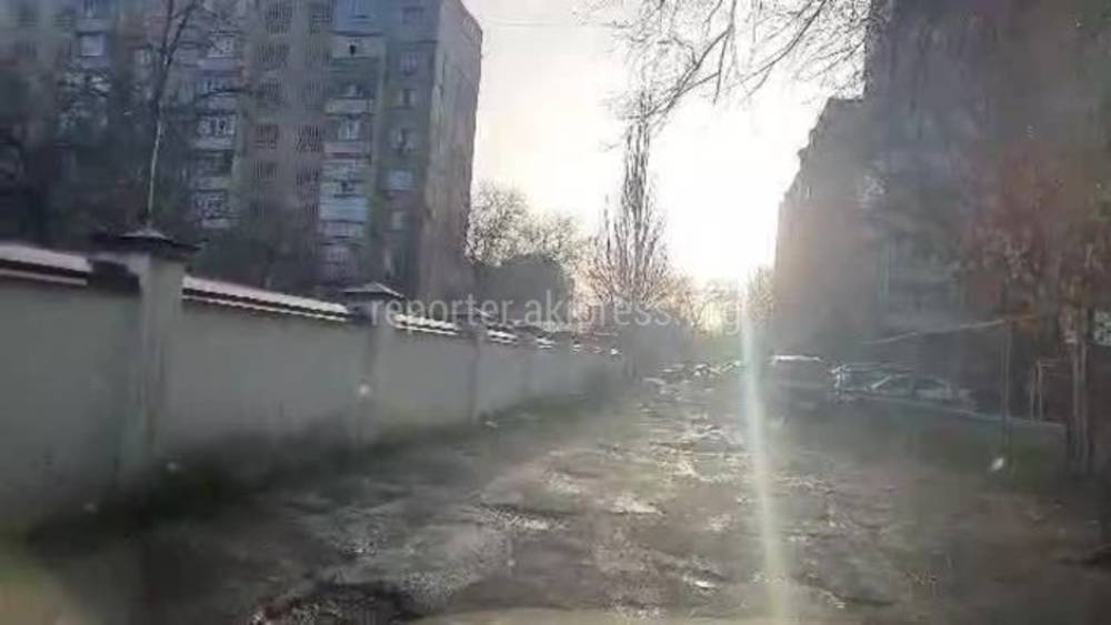Горожанин просит залатать ямы на дороге в Юг-2 асфальтом, снятым с ул.Байтик Баатыра. Фото