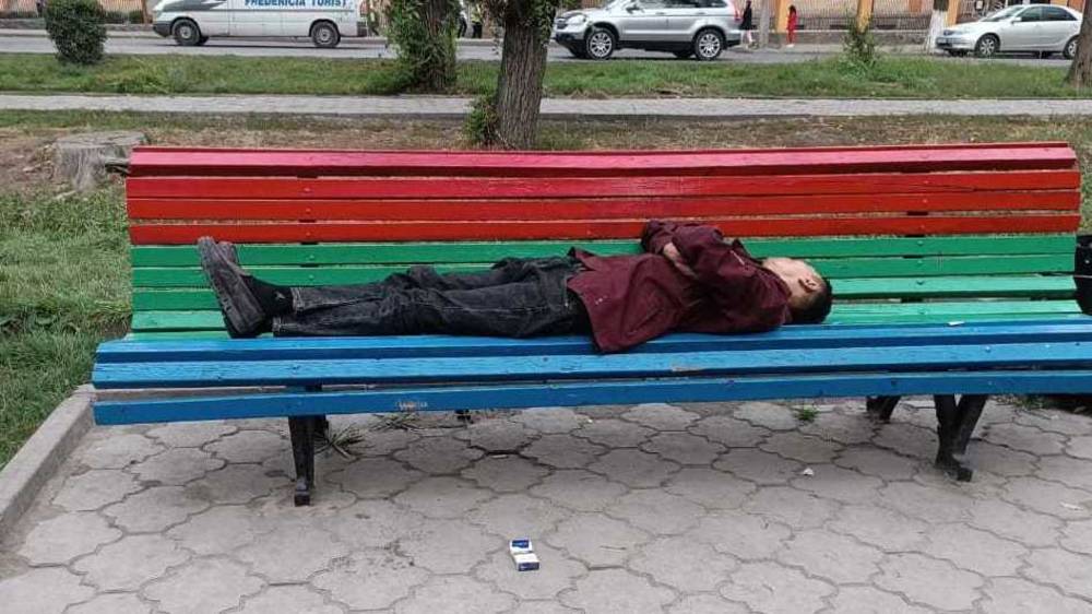 На скамейках на бульваре Молодой Гвардии спят люди. Фото