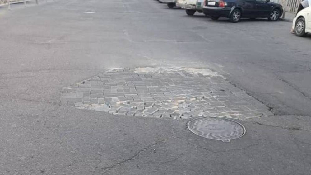 Дыру в асфальте на Алматинке заделали брусчаткой. Фото