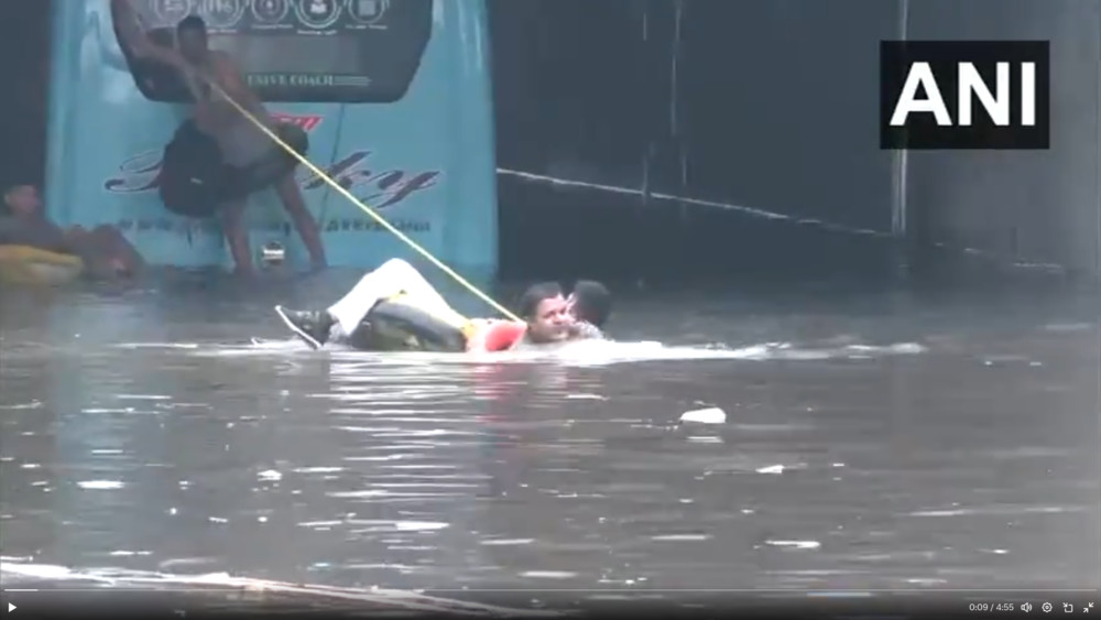 Из подземного перехода Азад Маркет, где пассажиров спасают из автобуса, застрявшего здесь из-за сильного подтопления.