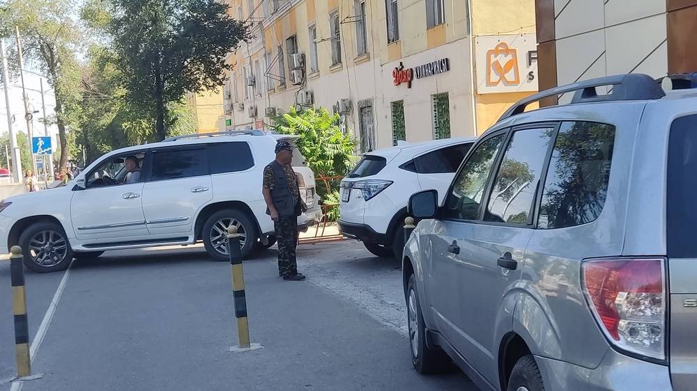 Водители продолжают парковаться на тротуаре по Айтматова, объезжая железные стойки на тротуаре. Ответ мэрии