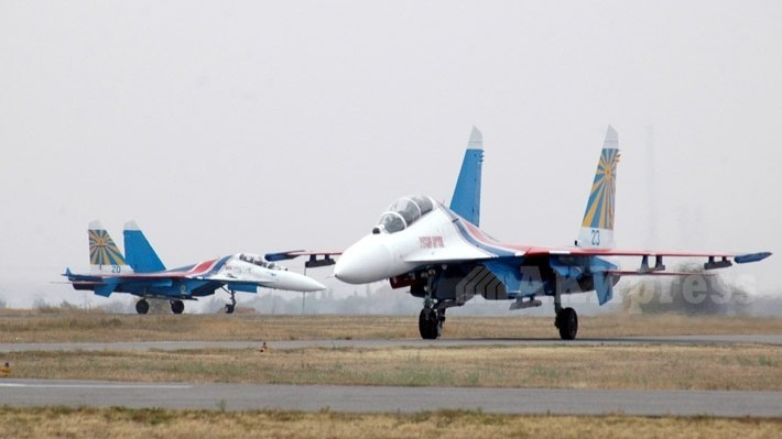 Российские истребители Су-27 на авиабазе в Канте