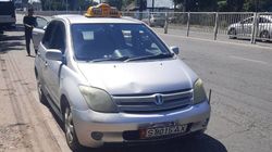«Тойоту» припарковали на остановке на Дэн Сяопина. Фото