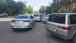 «Сонату» припарковали на проезжей части, заблокировав другие авто. Фото