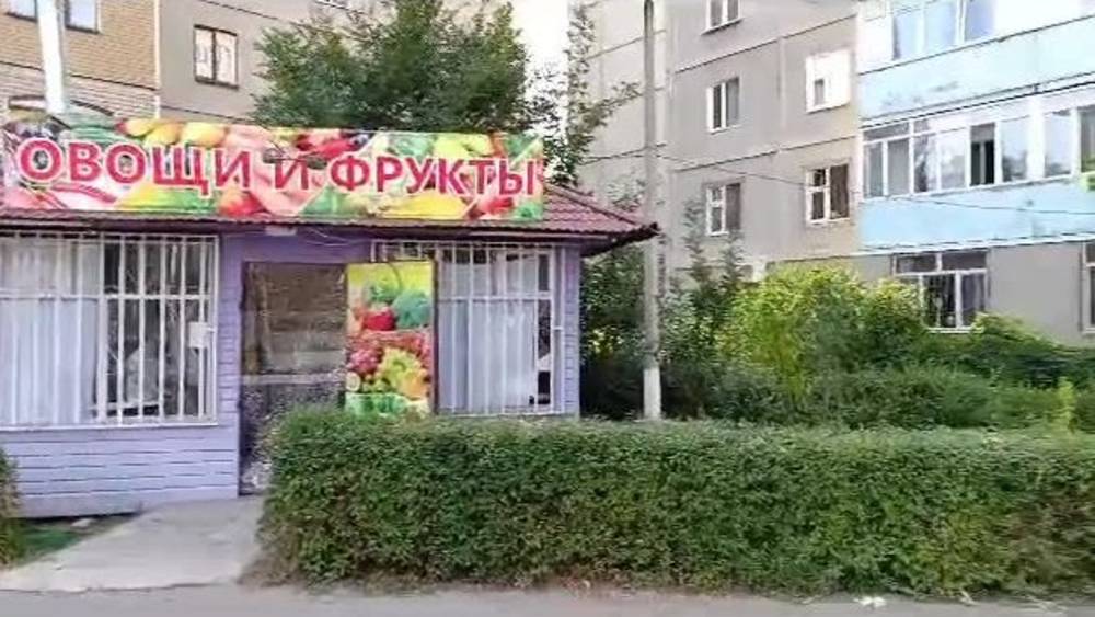 Павильон в Тунгуче работает законно, там продают овощи. Видео
