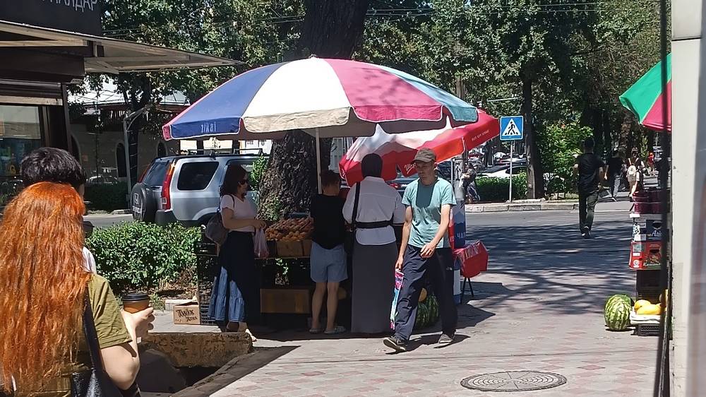 Стихийные торговцы вновь вернулись на тротуар возле Военторга. Фото