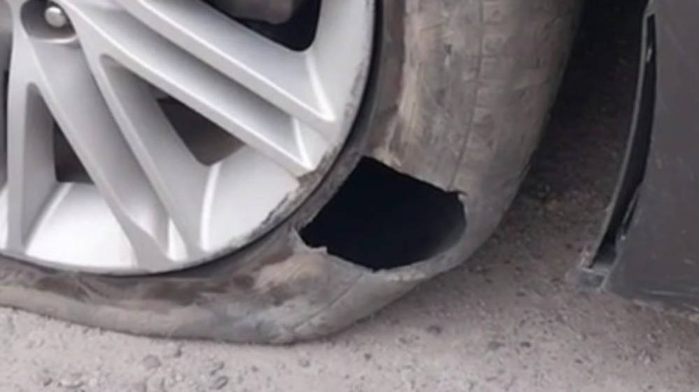 Водитель порвал колесо, попав в яму на дороге в Лебединовке. Видео