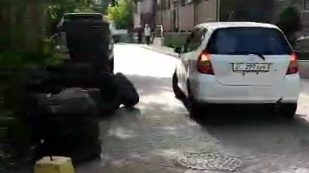 Возле дома на Исанова складируют покрышки. Видео