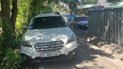 «Субару» со штрафами 5700 сомов припаркована на тротуаре на Тыныстанова. Фото