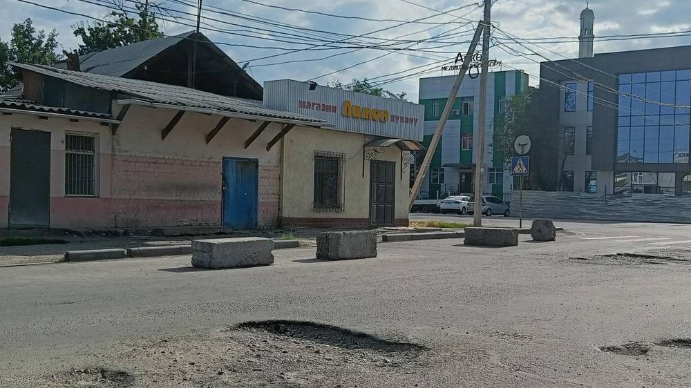 Зачем на дорогу по ул.Пушкина поставили бетонные блоки? Фото горожанина