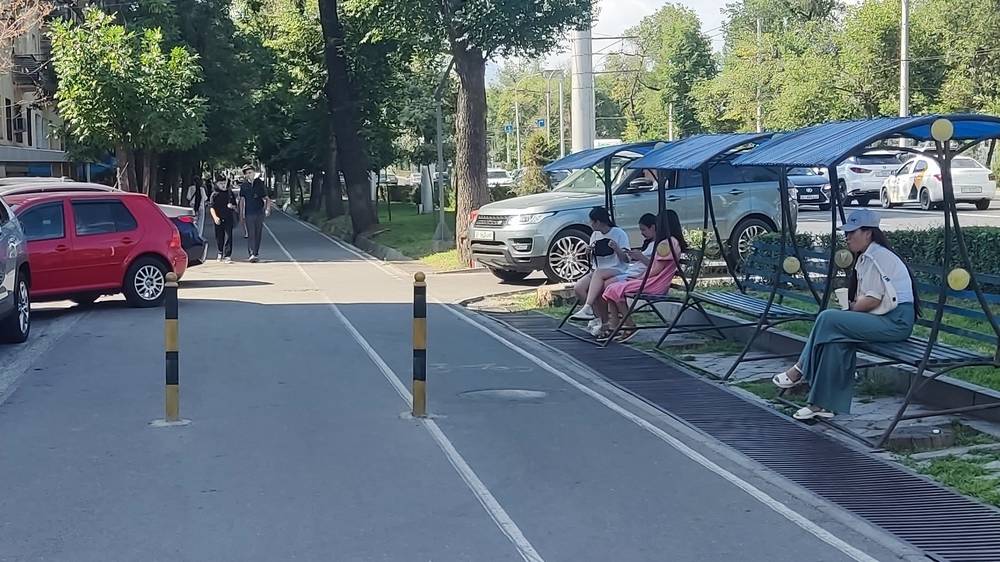 Скамейки на Айтматова снова отодвинули на газон, чтобы машины могли заехать на тротуар. Фото