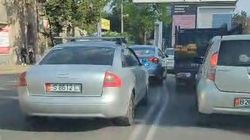 На ул.Матыева образовалась пробка из машин, которые объезжали пробку по встречке. Видео