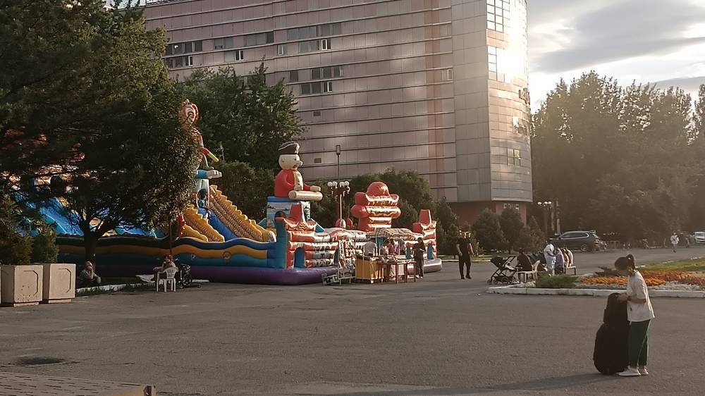 Батут на Площади Победы демонтировали после жалобы горожанина. Фото