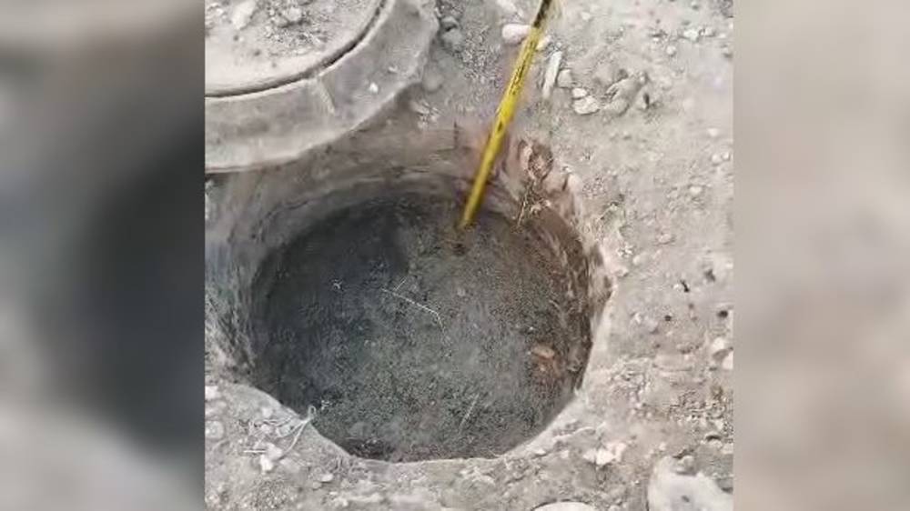 На Нарвской повредили канализацию после ремонта дороги. Видео