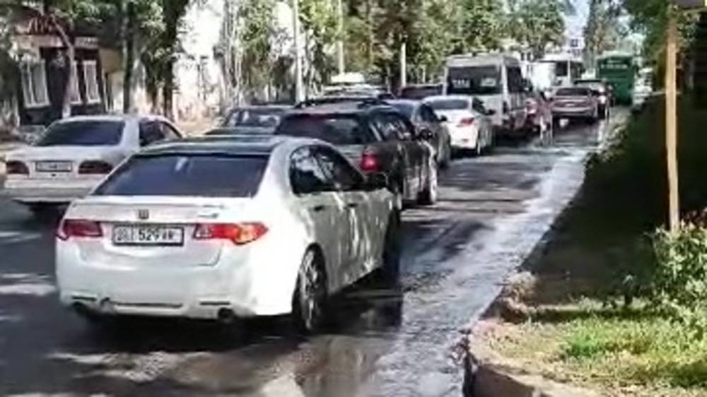 Дорогу по Абдрахманова затопило. Видео