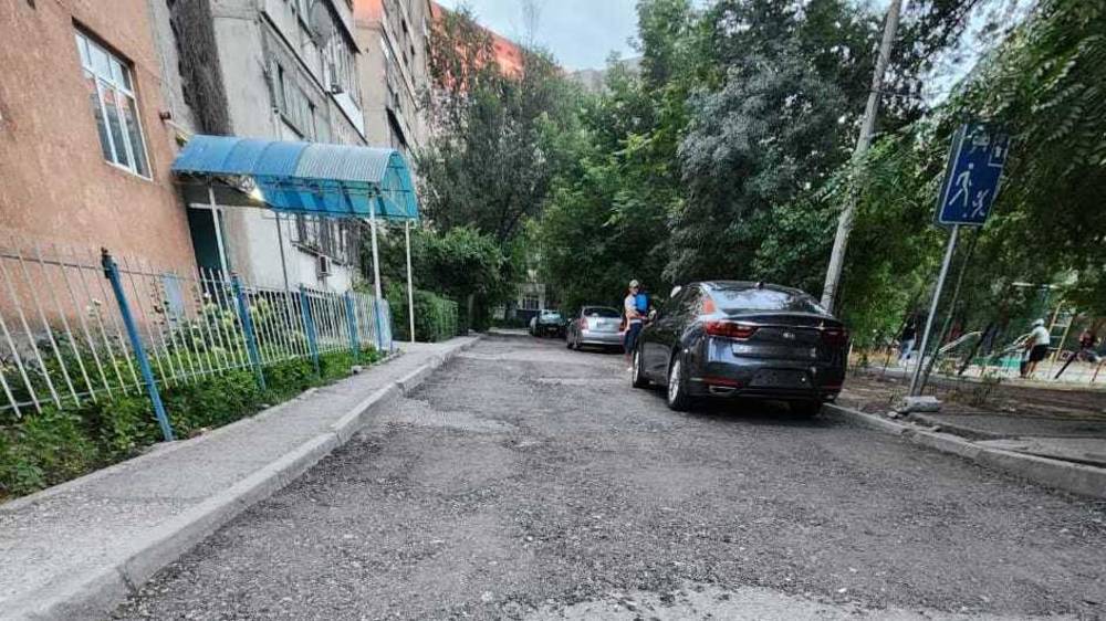Ямы во дворе дома в Востоке-5 залатали. Фото до и после