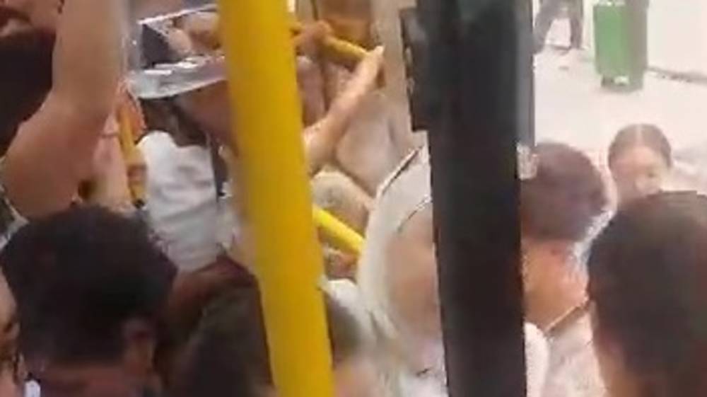 Пассажиры с трудом заходят в переполненный автобус. Видео