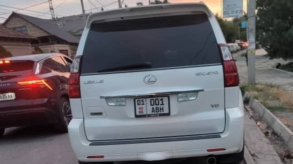 Lexus GX470 припарковали на тротуаре. Фото