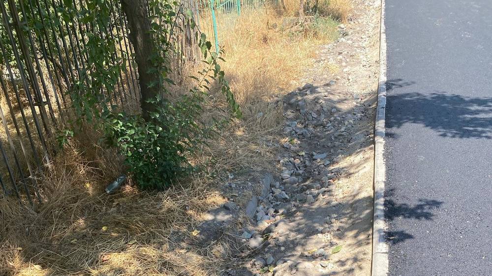 При укладке нового тротуара по Суюмбаева закопали поливочный арык. Фото