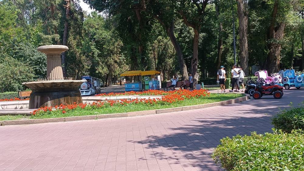 Законно ли ларьки по продаже мороженного в Парке Победы подключились к электричеству? Ответ мэрии