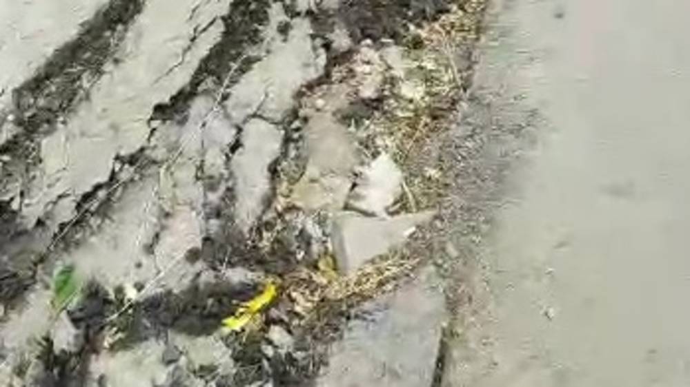 В Гатчинском переулке провалился асфальт и образовалась глубокая яма. Видео