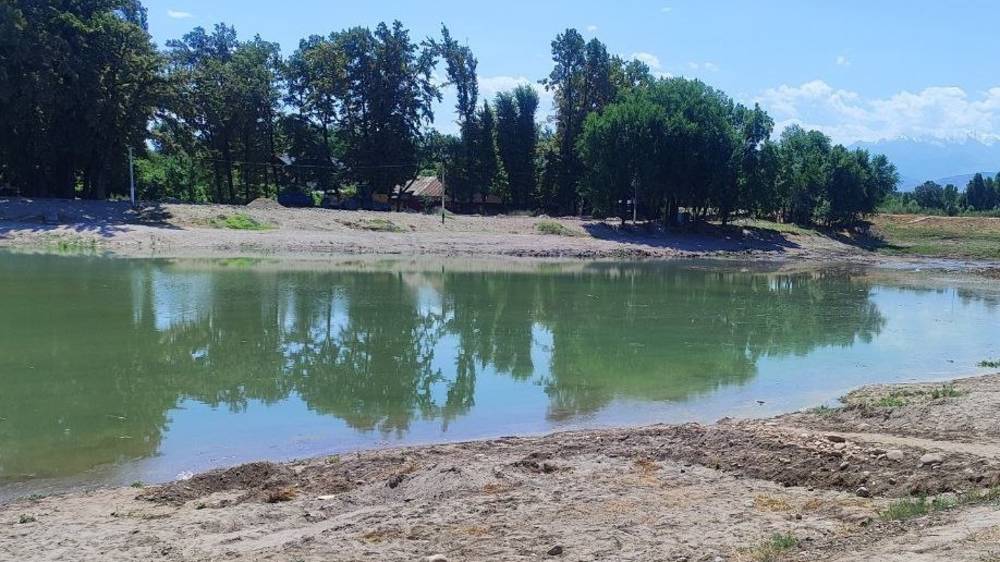 Комсомольское озеро наполняют водой. Включили только одну скважину. Фото горожанина