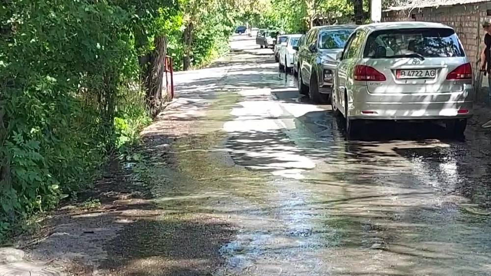 В 8 мкр вода топит проезжую часть и тротуар. Видео горожанина