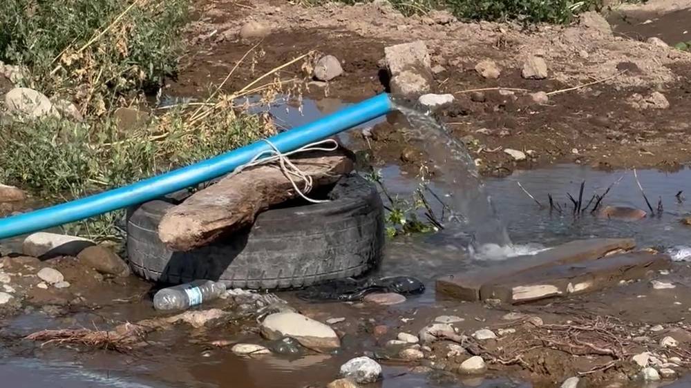 На Объездной дороге из шланга беспрерывно течет питьевая вода. Видео