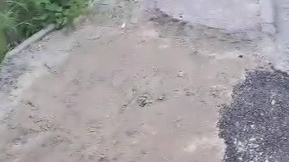 В 8 мкр раскопали тротуар и не восстановили. Видео горожанина