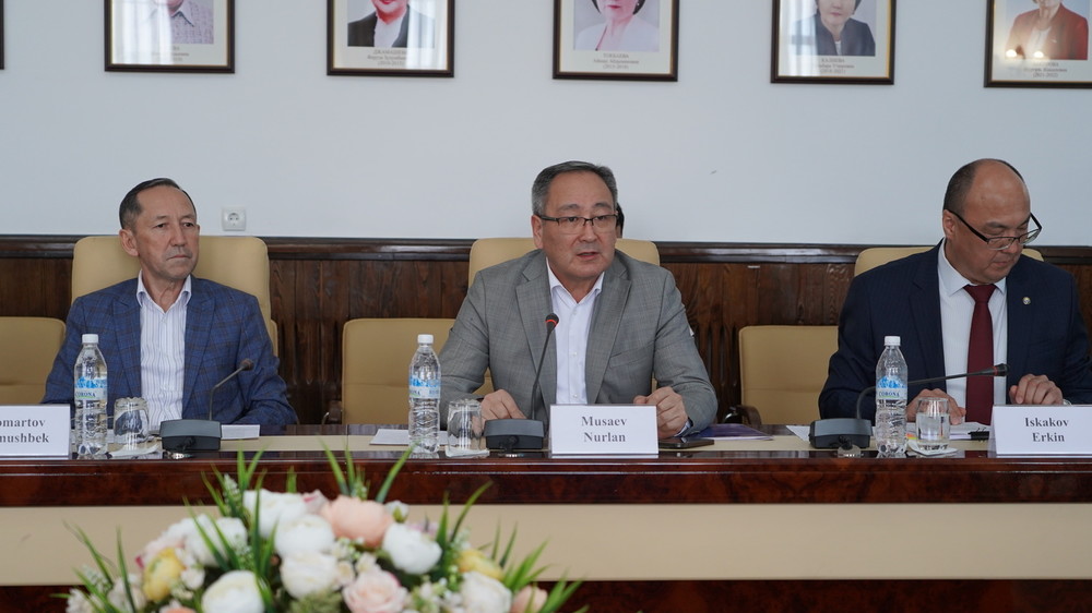 Зампредседателя Дисциплинарной комиссии Совета судей Кумушбек Жоомартов, Н.Мусаев и замрукаппарата Верховного суда Эркин Искаков