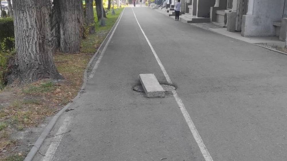 На велодорожке по Манаса лежит бетонный блок. Фото
