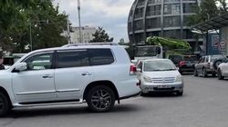 Lexus LX570 перегородил тротуар на ул.Рыскулова. Видео горожанина