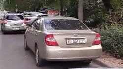 На ул.Абая водители паркуются под запрещающим знаком. Видео
