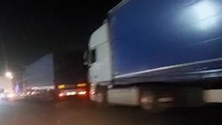Огромные пробки на трассе Ош—Кара-Суу из-за припаркованных фур. Видео