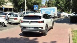 Мужчина объехал пробку по аллее у Дома правительства. Фото