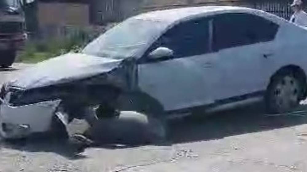 В Узгенском районе на перекрестке столкнулись две машины. Видео с места аварии