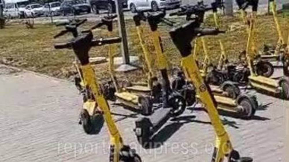 Самокаты заблокировали тротуар в Джале. Ответ мэрии