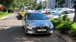 «Крузак 200» и «Хендай» припаркованы на тротуаре по Ибраимова. Фото