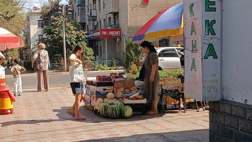 На Киевская—Тоголок Молдо образовалась стихийная торговля, - очевидец