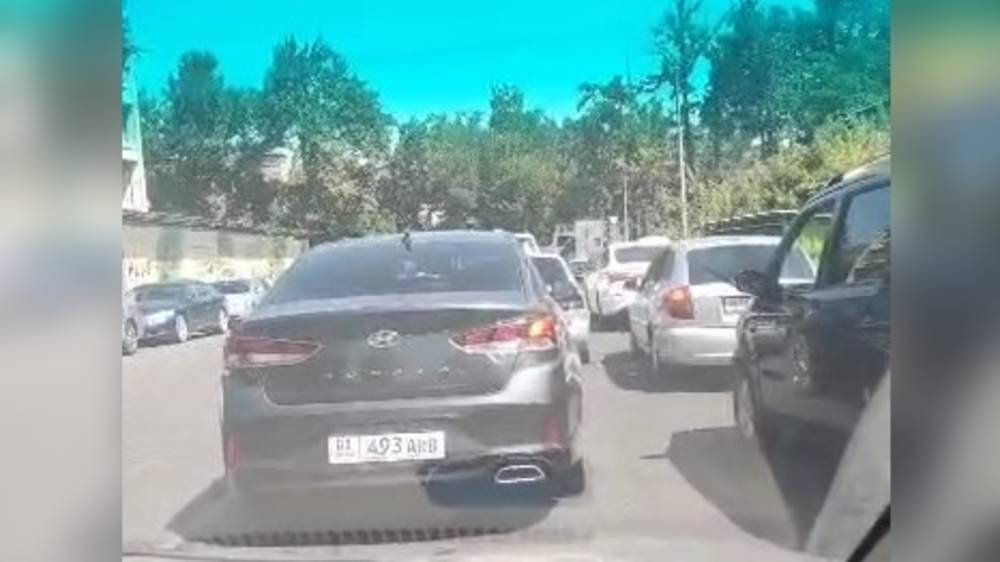 По улице Тыныстанова пробки. Видео