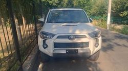 «Тойоту» без номеров припарковали на тротуаре возле школы. Фото
