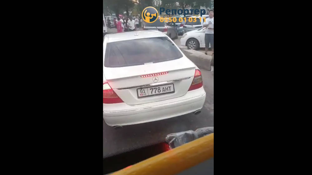 Водитель «Мерседеса» ехал по полосе для общественного транспорта и мешал автобусу. Видео