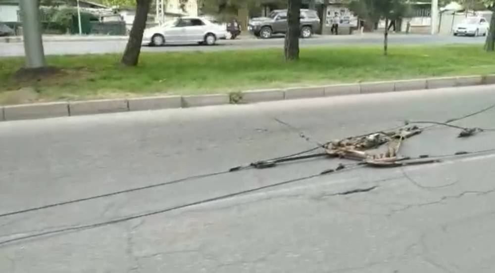 На проспекте Чуй возле ТЭЦ демонтировали троллейбусные линии. Видео