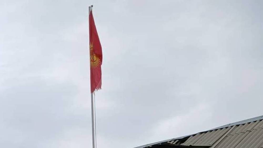 В селе Боконбаева в военкомате висит рваный флаг. Видео