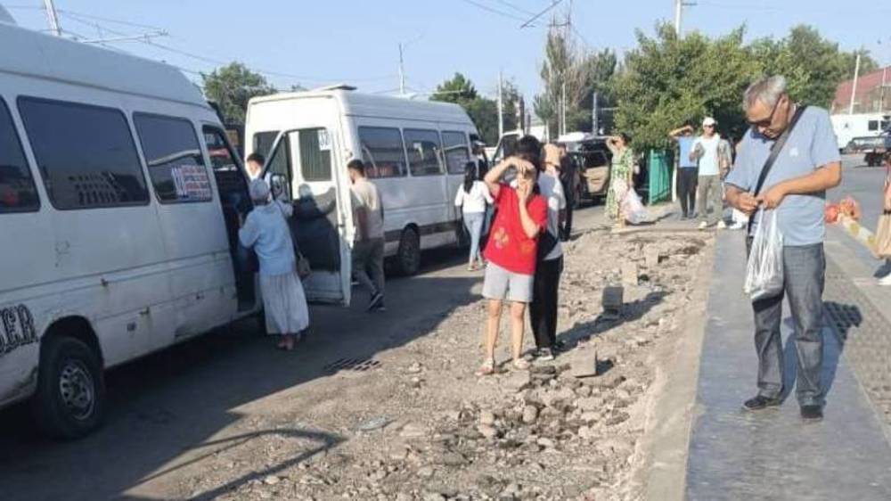 На Жибек Жолу демонтировали остановку и не установили новую