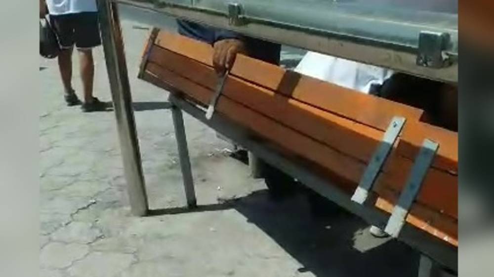 Сидения на остановке на Чуй—Фучика сломаны. Видео