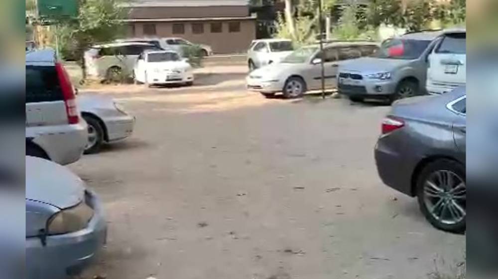 Детскую площадку в мкр Улан превратили в стоянку, - горожанин